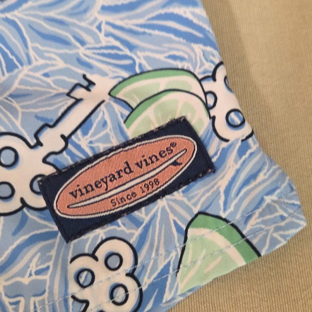 Vineyard Vines Key and Leaf Patterned Shorts Sz XS